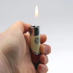 Briquet Cylindre Bicolore Volkswagen Rouge Et Beige -Magasin De Fournitures Pour Fumeurs briquet cylindre bicolore volkswagen rouge et beige 4